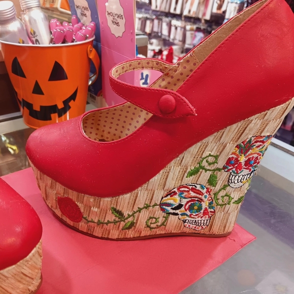 Bettie Page sugar skull platforms. - Picture 6 of 10
